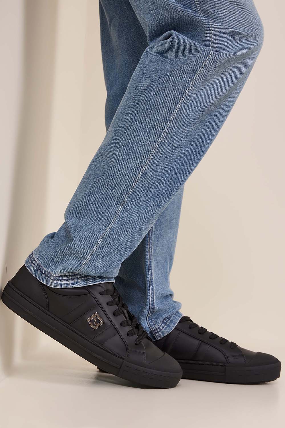 תמונת כל הלוק של נעלי סניקרס